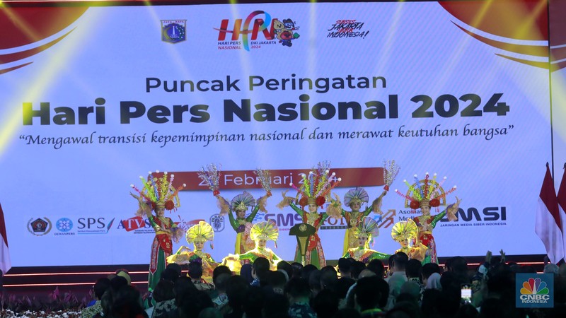 Presiden RI Joko Widodo di dampingi, kiri - kanan :PJ Gubernur DKI Jakarta, Heru Budi Hartono, Ketua Dewan Pers, Ninik Rahayu, Ketua PWI, Hendry CH Bangun, Ketua MPR Bambang Soesatyo, Sekretaris Kabinet Indonesia Pramono Anung dan Menkominfo Budi Ari Setiadi dalam acara Puncak Peringatan Hari Pers Nasional 2024 pada Selasa (20/2/2024). Presiden RI Joko Widodo di dampingi, kiri - kanan :PJ Gubernur DKI Jakarta, Heru Budi Hartono, Ketua Dewan Pers, Ninik Rahayu, Ketua PWI, Hendry CH Bangun, Ketua MPR Bambang Soesatyo, Sekretaris Kabinet Indonesia Pramono Anung dan Menkominfo Budi Ari Setiadi dalam acara Puncak Peringatan Hari Pers Nasional 2024 pada Selasa (20/2/2024). (CNBC Indonesia/Muhammad Sabki)