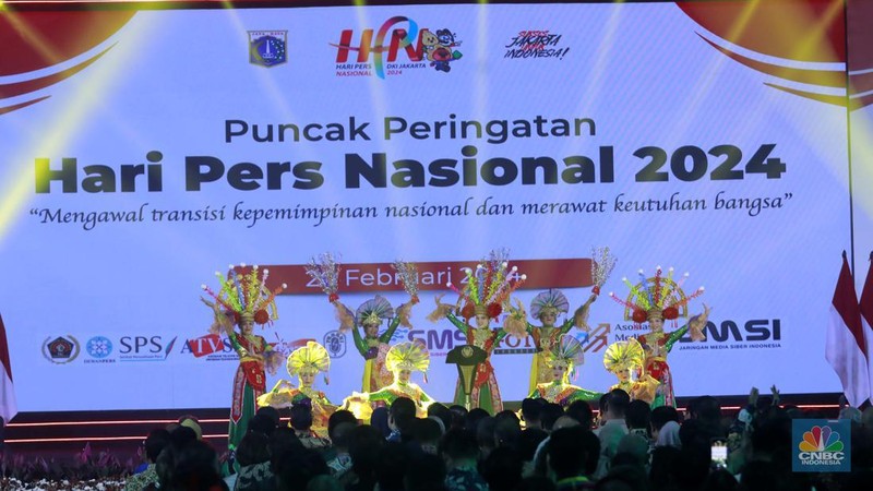 Presiden RI Joko Widodo di dampingi, kiri - kanan :PJ Gubernur DKI Jakarta, Heru Budi Hartono, Ketua Dewan Pers, Ninik Rahayu, Ketua PWI, Hendry CH Bangun, Ketua MPR  Bambang Soesatyo, Sekretaris Kabinet Indonesia Pramono Anung dan Menkominfo Budi Ari Setiadi dalam acara Puncak Peringatan Hari Pers Nasional 2024 pada Selasa (20/2/2024). (CNBC Indonesia/Muhammad Sabki)
