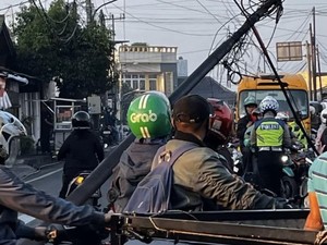Tiang Roboh dan Melintang di Jl Raya KSU Depok, Lalin Sempat Macet