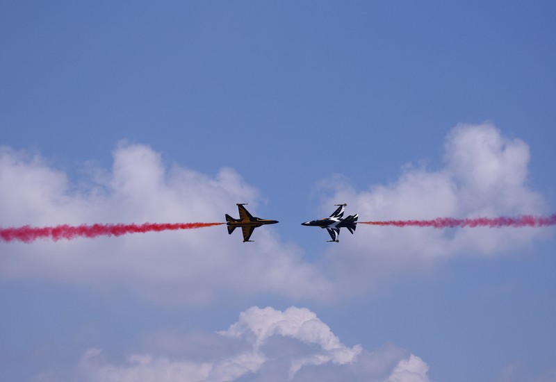 Tim aerobatik Black Eagles Angkatan Udara Korea Selatan tampil dengan T-50 mereka selama pertunjukan udara di Singapore Airshow di Changi Exhibition Centre, di Singapura, 20 Februari 2024. (REUTERS/Edgar Su) Tim aerobatik Black Eagles Angkatan Udara Korea Selatan tampil dengan T-50 mereka selama pertunjukan udara di Singapore Airshow di Changi Exhibition Centre, di Singapura, 20 Februari 2024. (REUTERS/Edgar Su)