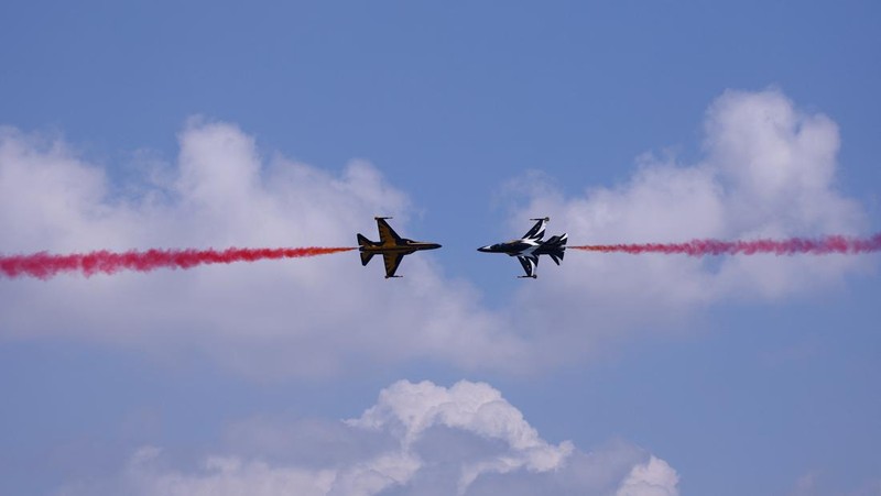 Tim aerobatik Black Eagles Angkatan Udara Korea Selatan tampil dengan T-50 mereka selama pertunjukan udara di Singapore Airshow di Changi Exhibition Centre, di Singapura, 20 Februari 2024. (REUTERS/Edgar Su)