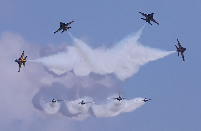 Tim aerobatik Black Eagles Angkatan Udara Korea Selatan tampil dengan T-50 mereka selama pertunjukan udara di Singapore Airshow di Changi Exhibition Centre, di Singapura, 20 Februari 2024. (REUTERS/Edgar Su) Tim aerobatik Black Eagles Angkatan Udara Korea Selatan tampil dengan T-50 mereka selama pertunjukan udara di Singapore Airshow di Changi Exhibition Centre, di Singapura, 20 Februari 2024. (REUTERS/Edgar Su)