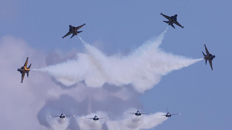 Tim aerobatik Black Eagles Angkatan Udara Korea Selatan tampil dengan T-50 mereka selama pertunjukan udara di Singapore Airshow di Changi Exhibition Centre, di Singapura, 20 Februari 2024. (REUTERS/Edgar Su)