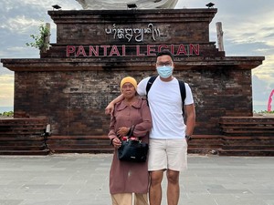 Viral Bikin Haru, Anak Ajak Ibu Liburan Berdua ke Bali dari Hasil Kerja Keras