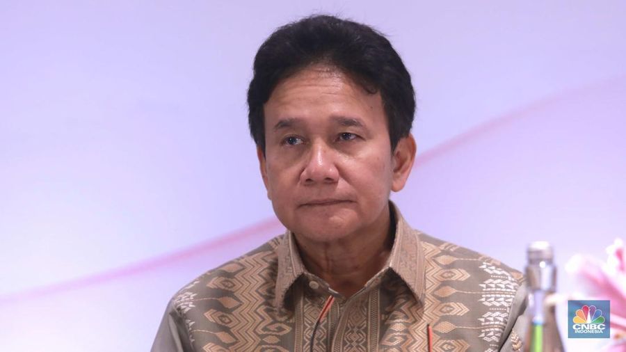 Wakil Ketua DK OJK, Mirza Adityaswara di acara Pertemuan Tahunan Industri Jasa Keuangan 2024 di Hotel St Regis, Jakarta, Selasa, (20/2/2024). (²©²ÊÍøÕ¾/Muhammad Sabki)