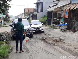 Jalan Sersan Bajuri Penghubung Bandung-Lembang Rusak Parah