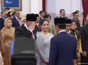 Menteri AHY Beri Hormat ke Jokowi Saat Salaman Usai Pelantikan