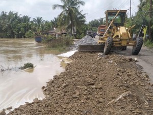 Pemprov Riau Siagakan Alat Berat Perbaiki Jalan Lintas Rengat-Tembilahan