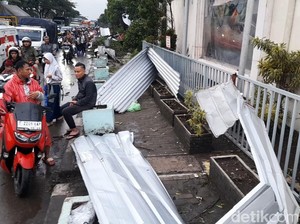 Paniknya Warga Lihat Pusaran Puting Beliung di Rancaekek Bandung