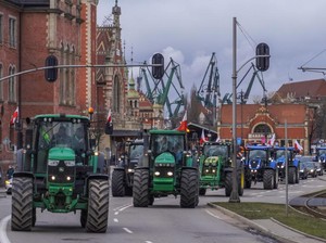 Protes Uni Eropa, Petani Polandia Blokade Jalan ke Jerman Pakai Traktor