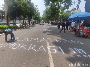 Demo di Kantor KPU Jateng, Massa Coreti Jalan Veteran Semarang