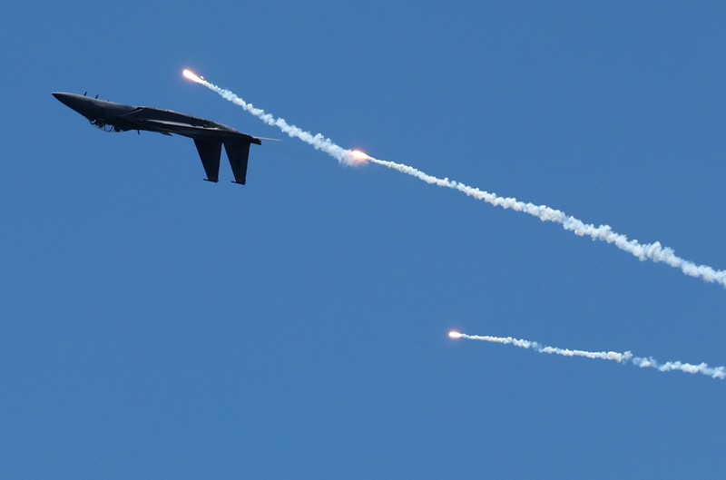 Tim aerobatik Black Eagles Angkatan Udara Korea Selatan tampil dengan T-50 mereka selama pertunjukan udara di Singapore Airshow di Changi Exhibition Centre, di Singapura, 20 Februari 2024. (REUTERS/Edgar Su) Tim aerobatik Black Eagles Angkatan Udara Korea Selatan tampil dengan T-50 mereka selama pertunjukan udara di Singapore Airshow di Changi Exhibition Centre, di Singapura, 20 Februari 2024. (REUTERS/Edgar Su)