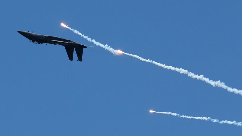 Tim aerobatik Black Eagles Angkatan Udara Korea Selatan tampil dengan T-50 mereka selama pertunjukan udara di Singapore Airshow di Changi Exhibition Centre, di Singapura, 20 Februari 2024. (REUTERS/Edgar Su)