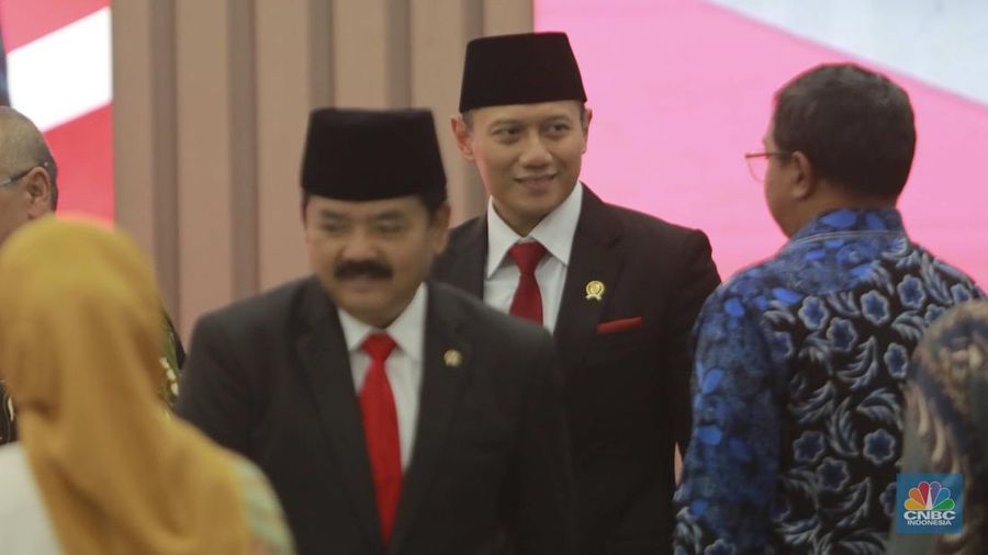 Hadi Tjahjanto (Depan) dan Agus Harimurti Yudhoyono (AHY) saat melakukan terima jabatan Menteri Agraria dan Tata Ruang sekaligus Kepala Badan Pertahanan Nasional (ATR BPN)  periode 2019-2024 di di kantor ATR BPN Jakarta, Rabu (21/2/2024). (CNBC Indonesia/Muhammad Sabki)