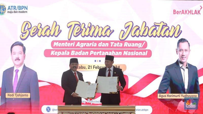 Hadi Tjahjanto (Depan) dan Agus Harimurti Yudhoyono (AHY) saat melakukan terima jabatan Menteri Agraria dan Tata Ruang sekaligus Kepala Badan Pertahanan Nasional (ATR BPN)  periode 2019-2024 di di kantor ATR BPN Jakarta, Rabu (21/2/2024). (CNBC Indonesia/Muhammad Sabki)