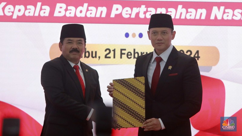 Hadi Tjahjanto (Depan) dan Agus Harimurti Yudhoyono (AHY) saat melakukan terima jabatan Menteri Agraria dan Tata Ruang sekaligus Kepala Badan Pertahanan Nasional (ATR BPN) periode 2019-2024 di di kantor ATR BPN Jakarta, Rabu (21/2/2024). Hadi Tjahjanto (Depan) dan Agus Harimurti Yudhoyono (AHY) saat melakukan terima jabatan Menteri Agraria dan Tata Ruang sekaligus Kepala Badan Pertahanan Nasional (ATR BPN) periode 2019-2024 di di kantor ATR BPN Jakarta, Rabu (21/2/2024). (CNBC Indonesia/Muhammad Sabki)