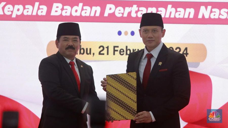 Hadi Tjahjanto (Depan) dan Agus Harimurti Yudhoyono (AHY) saat melakukan terima jabatan Menteri Agraria dan Tata Ruang sekaligus Kepala Badan Pertahanan Nasional (ATR BPN)  periode 2019-2024 di di kantor ATR BPN Jakarta, Rabu (21/2/2024). (CNBC Indonesia/Muhammad Sabki)