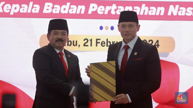 Hadi Tjahjanto (Depan) dan Agus Harimurti Yudhoyono (AHY) saat melakukan terima jabatan Menteri Agraria dan Tata Ruang sekaligus Kepala Badan Pertahanan Nasional (ATR BPN)  periode 2019-2024 di di kantor ATR BPN Jakarta, Rabu (21/2/2024). (CNBC Indonesia/Muhammad Sabki)