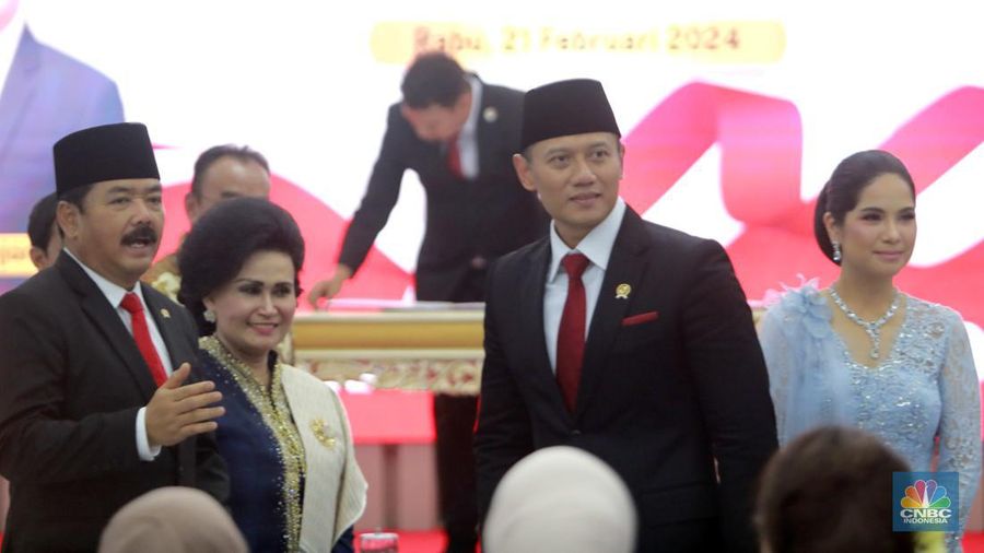 Hadi Tjahjanto (Depan) dan Agus Harimurti Yudhoyono (AHY) saat melakukan terima jabatan Menteri Agraria dan Tata Ruang sekaligus Kepala Badan Pertahanan Nasional (ATR BPN)  periode 2019-2024 di di kantor ATR BPN Jakarta, Rabu (21/2/2024). (CNBC Indonesia/Muhammad Sabki)