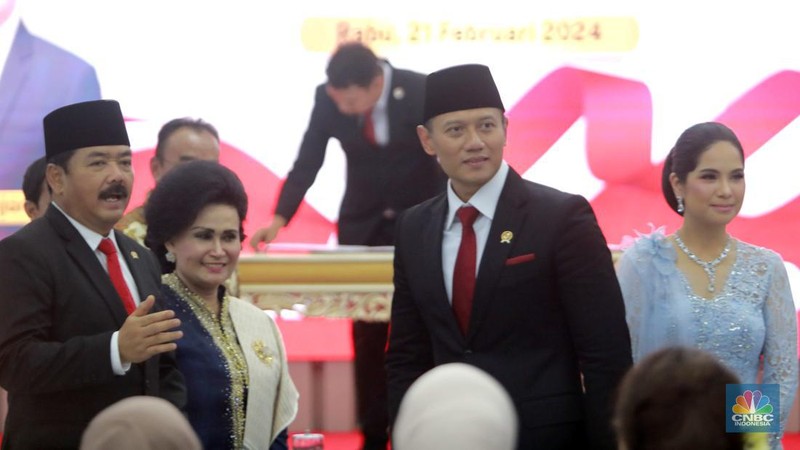 Hadi Tjahjanto (Depan) dan Agus Harimurti Yudhoyono (AHY) saat melakukan terima jabatan Menteri Agraria dan Tata Ruang sekaligus Kepala Badan Pertahanan Nasional (ATR BPN)  periode 2019-2024 di di kantor ATR BPN Jakarta, Rabu (21/2/2024). (CNBC Indonesia/Muhammad Sabki)