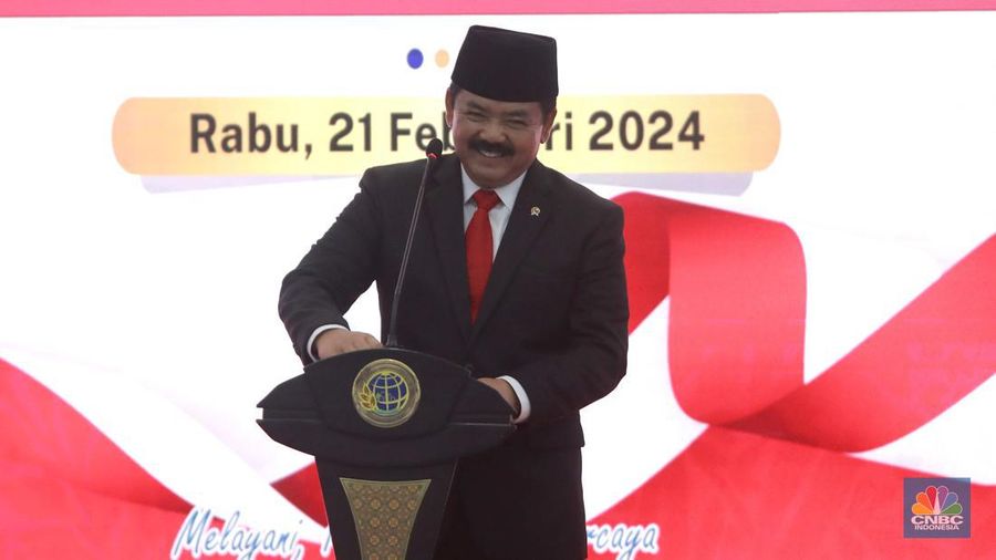 Mantan Menteri ATR/BPN yang kini menjadi Menko Polhukam Hadi Tjahjanto memberi sambutan di acara Serah Terima Jabatan Menteri Agraria dan Tata Ruang/ Kepala Badan Pertanahan Nasional di Gedung Kementerian ATR/BPN, Jakarta, (21/2/2024). (CNBC Indonesia/Muhammad Sabki)