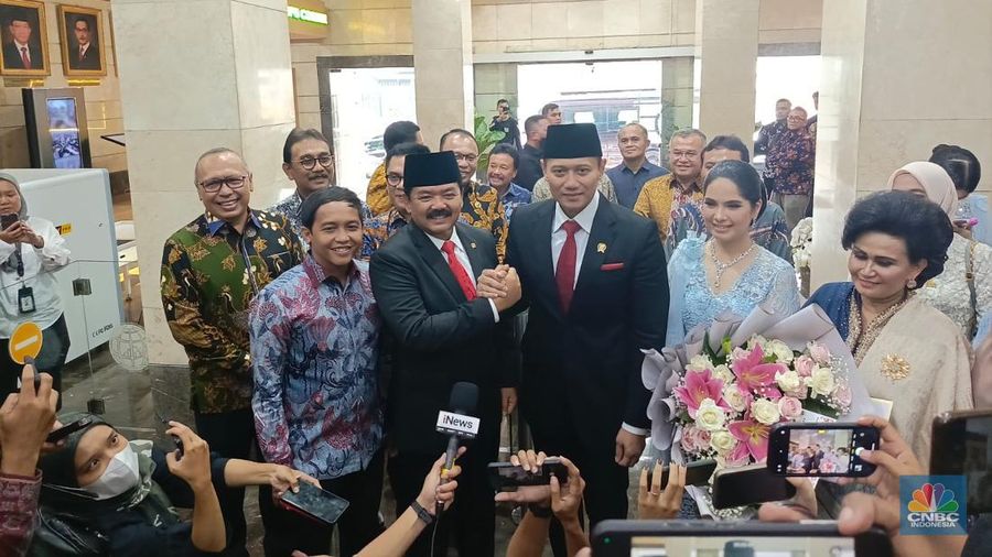 Hadi Tjahjanto (kiri) dan Agus Harimurti Yudhoyono (AHY) Jakarta, Rabu (21/2/2024). (CNBC Indonesia/Rosseno Aji Nugroho)