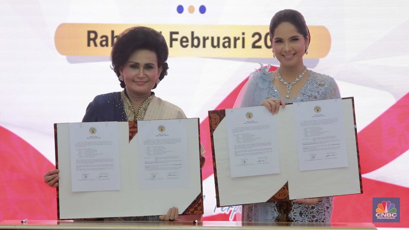 Hadi Tjahjanto (Depan) dan Agus Harimurti Yudhoyono (AHY) saat melakukan terima jabatan Menteri Agraria dan Tata Ruang sekaligus Kepala Badan Pertahanan Nasional (ATR BPN) periode 2019-2024 di di kantor ATR BPN Jakarta, Rabu (21/2/2024). Hadi Tjahjanto (Depan) dan Agus Harimurti Yudhoyono (AHY) saat melakukan terima jabatan Menteri Agraria dan Tata Ruang sekaligus Kepala Badan Pertahanan Nasional (ATR BPN) periode 2019-2024 di di kantor ATR BPN Jakarta, Rabu (21/2/2024). (CNBC Indonesia/Muhammad Sabki)