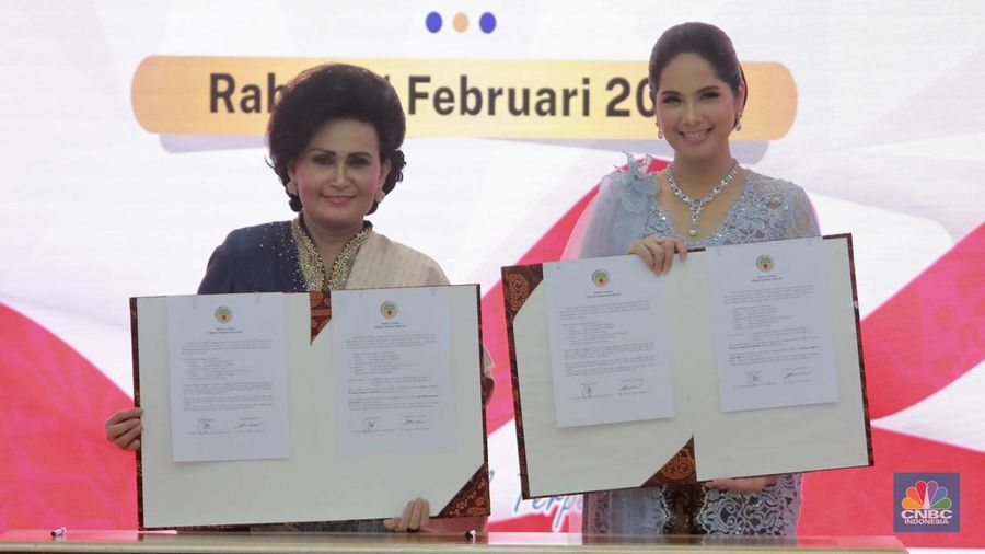 Hadi Tjahjanto (Depan) dan Agus Harimurti Yudhoyono (AHY) saat melakukan terima jabatan Menteri Agraria dan Tata Ruang sekaligus Kepala Badan Pertahanan Nasional (ATR BPN)  periode 2019-2024 di di kantor ATR BPN Jakarta, Rabu (21/2/2024). (CNBC Indonesia/Muhammad Sabki)