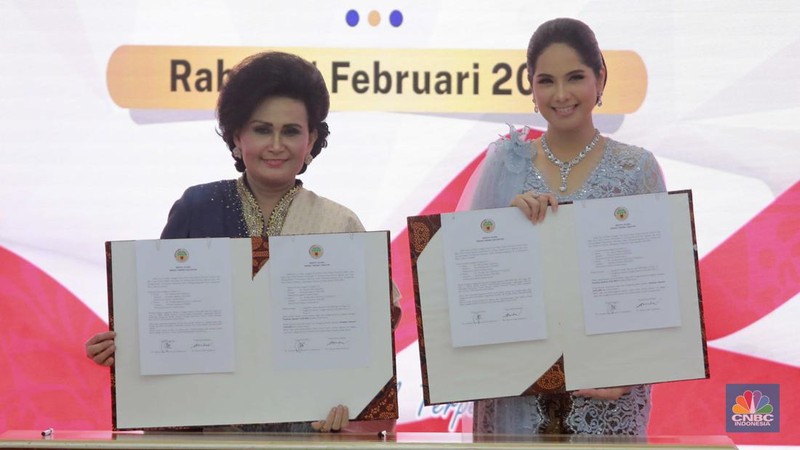 Hadi Tjahjanto (Depan) dan Agus Harimurti Yudhoyono (AHY) saat melakukan terima jabatan Menteri Agraria dan Tata Ruang sekaligus Kepala Badan Pertahanan Nasional (ATR BPN)  periode 2019-2024 di di kantor ATR BPN Jakarta, Rabu (21/2/2024). (CNBC Indonesia/Muhammad Sabki)