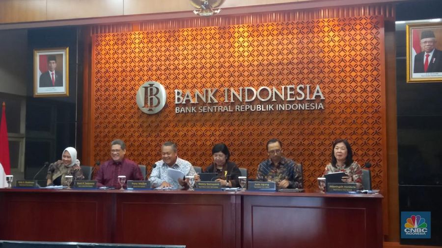 Jajaran Dewan Gubernur Bank Indonesia (BI) dalam konferensi pers pada Rabu (21/2/2024).