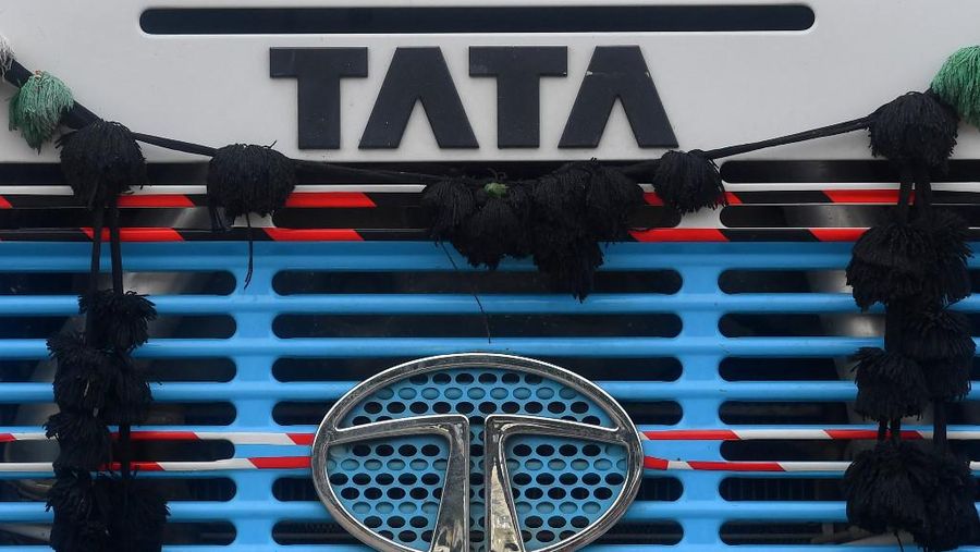 Logo Tata Motors pada gril sebuah mobil. (Photo by INDRANIL MUKHERJEE / AFP/File Foto)