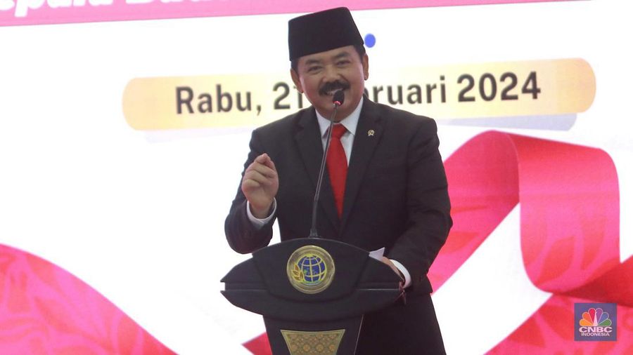 Mantan Menteri ATR/BPN yang kini menjadi Menko Polhukam Hadi Tjahjanto memberi sambutan di acara Serah Terima Jabatan Menteri Agraria dan Tata Ruang/ Kepala Badan Pertanahan Nasional di Gedung Kementerian ATR/BPN, Jakarta, (21/2/2024). (CNBC Indonesia/Muhammad Sabki)