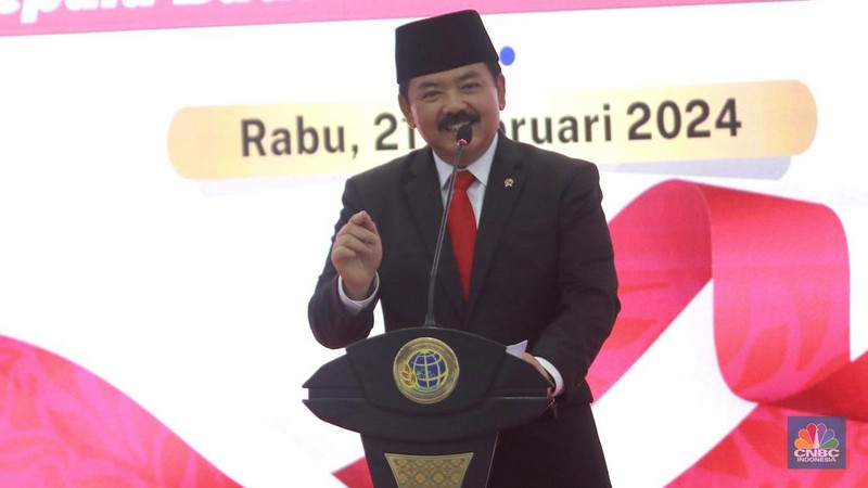 Hadi Tjahjanto (Depan) dan Agus Harimurti Yudhoyono (AHY) saat melakukan terima jabatan Menteri Agraria dan Tata Ruang sekaligus Kepala Badan Pertahanan Nasional (ATR BPN)  periode 2019-2024 di di kantor ATR BPN Jakarta, Rabu (21/2/2024). (CNBC Indonesia/Muhammad Sabki)
