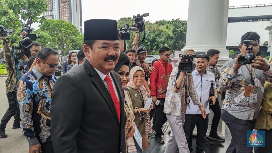 Mantan Panglima TNI Hadi Tjahjanto merapat ke Istana Kepresidenan. (CNBC Indonesia/Emir Yanwardhana)