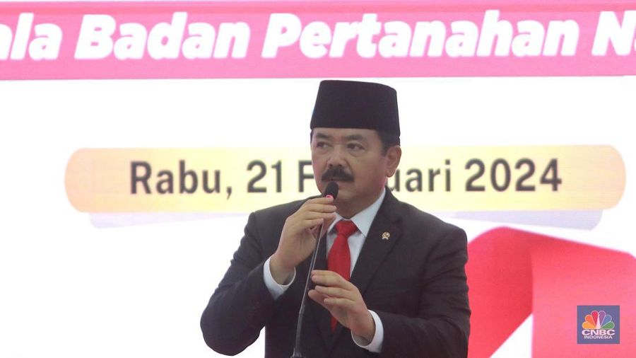 Hadi Tjahjanto (Depan) jelang serah terima jabatan Menko Polhukam periode 2019-2024 di Kantor Kementrian Koordinator Bidang Politik, Hukum, dan Keamanan RI (Kemenko Polhukam), Jakarta, Rabu (21/2/2024).Menko Polhukam periode 2019-2024 di Kantor Kementrian Koordinator Bidang Politik, Hukum, dan Keamanan RI (Kemenko Polhukam), Jakarta, Rabu (21/2/2024). (CNBC Indonesia/Muhammad Sabki)