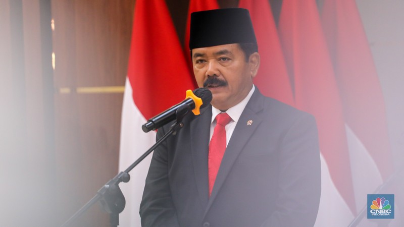 Plt Menko Polhukam Tito Karnavian dan Menko Polhukam Marsekal TNI (Purn) Hadi Tjahjanto saat upacara serah terima jabatan Menko Polhukam periode 2019-2024 di Kantor Kementrian Koordinator Bidang Politik, Hukum, dan Keamanan RI (Kemenko Polhukam), Jakarta, Rabu (21/2/2024). Plt Menko Polhukam Tito Karnavian dan Menko Polhukam Marsekal TNI (Purn) Hadi Tjahjanto saat upacara serah terima jabatan Menko Polhukam periode 2019-2024 di Kantor Kementrian Koordinator Bidang Politik, Hukum, dan Keamanan RI (Kemenko Polhukam), Jakarta, Rabu (21/2/2024). (CNBC Indonesia/Faisal Rahman)