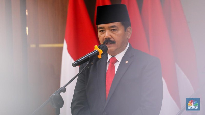 Plt Menko Polhukam Tito Karnavian dan Menko Polhukam Marsekal TNI (Purn) Hadi Tjahjanto saat upacara serah terima jabatan Menko Polhukam periode 2019-2024 di Kantor Kementrian Koordinator Bidang Politik, Hukum, dan Keamanan RI (Kemenko Polhukam), Jakarta, Rabu (21/2/2024). (CNBC Indonesia/Faisal Rahman)