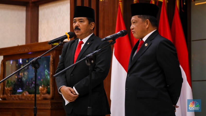 Plt Menko Polhukam Tito Karnavian dan Menko Polhukam Marsekal TNI (Purn) Hadi Tjahjanto saat upacara serah terima jabatan Menko Polhukam periode 2019-2024 di Kantor Kementrian Koordinator Bidang Politik, Hukum, dan Keamanan RI (Kemenko Polhukam), Jakarta, Rabu (21/2/2024). Plt Menko Polhukam Tito Karnavian dan Menko Polhukam Marsekal TNI (Purn) Hadi Tjahjanto saat upacara serah terima jabatan Menko Polhukam periode 2019-2024 di Kantor Kementrian Koordinator Bidang Politik, Hukum, dan Keamanan RI (Kemenko Polhukam), Jakarta, Rabu (21/2/2024). (CNBC Indonesia/Faisal Rahman)