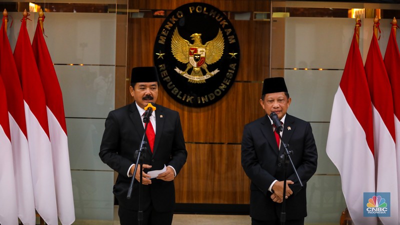 Plt Menko Polhukam Tito Karnavian dan Menko Polhukam Marsekal TNI (Purn) Hadi Tjahjanto saat upacara serah terima jabatan Menko Polhukam periode 2019-2024 di Kantor Kementrian Koordinator Bidang Politik, Hukum, dan Keamanan RI (Kemenko Polhukam), Jakarta, Rabu (21/2/2024). (CNBC Indonesia/Faisal Rahman)