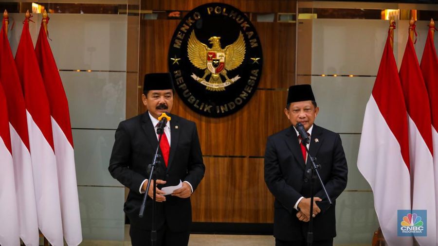 Plt Menko Polhukam Tito Karnavian dan Menko Polhukam Marsekal TNI (Purn) Hadi Tjahjanto saat upacara serah terima jabatan Menko Polhukam periode 2019-2024 di Kantor Kementrian Koordinator Bidang Politik, Hukum, dan Keamanan RI (Kemenko Polhukam), Jakarta, Rabu (21/2/2024). (CNBC Indonesia/Faisal Rahman)
