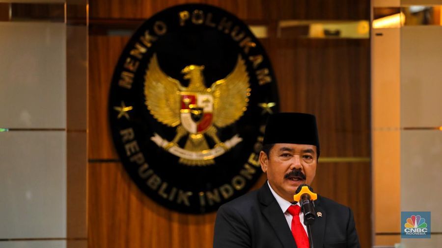 Menko Polhukam Marsekal TNI (Purn) Hadi Tjahjanto saat konferensi pers usai upacara serah terima jabatan Menko Polhukam periode 2019-2024 di Kantor Kementrian Koordinator Bidang Politik, Hukum, dan Keamanan RI (Kemenko Polhukam), Jakarta, Rabu (21/2/2024). (CNBC Indonesia/Faisal Rahman)