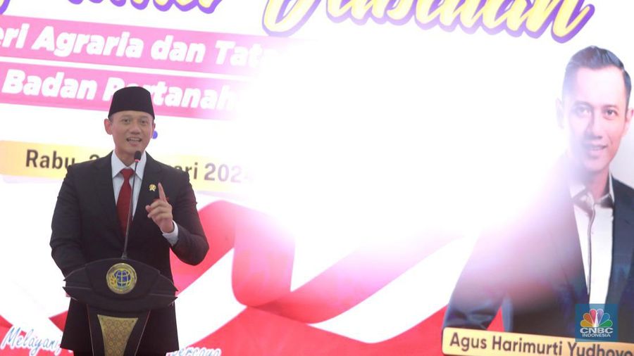 Menteri Agraria dan Tata Ruang/Kepala Badan Pertanahan Nasional (BPN), Agus Harimurti Yudhoyono (AHY) memberi sambutan di acara Serah Terima Jabatan Menteri Agraria dan Tata Ruang/ Kepala Badan Pertanahan Nasional di Gedung Kementerian ATR/BPN, Jakarta, (21/2/2024). (CNBC Indonesia/Muhammad Sabki)