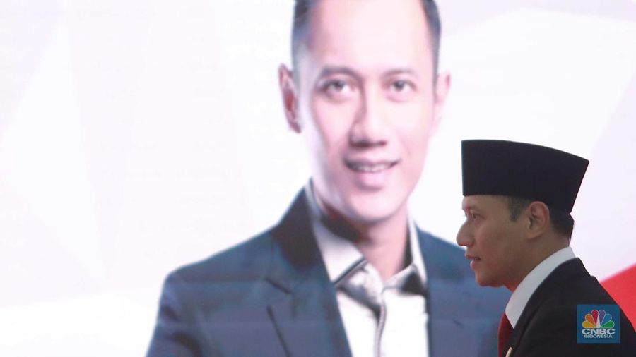 Menteri Agraria dan Tata Ruang/Kepala Badan Pertanahan Nasional (BPN), Agus Harimurti Yudhoyono (AHY) memberi sambutan di acara Serah Terima Jabatan Menteri Agraria dan Tata Ruang/ Kepala Badan Pertanahan Nasional di Gedung Kementerian ATR/BPN, Jakarta, (21/2/2024). (վ/Muhammad Sabki)