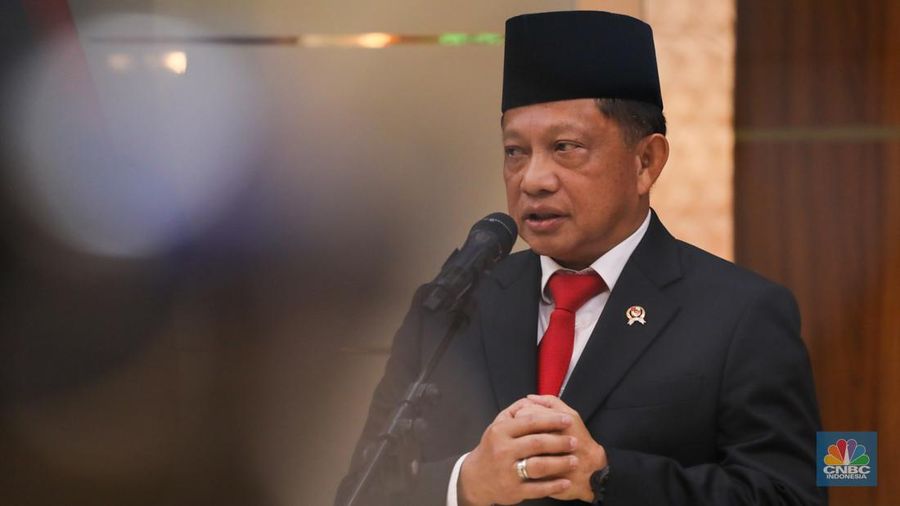 Menteri Dalam Negeri (Mendagri), Tito Karnavian saat konferensi pers usai serah terima jabat di kantor Kemenko Polhukam R.I, Jakarta, Rabu (21/2/2024). (CNBC Indoensia/Faisal Rahman)