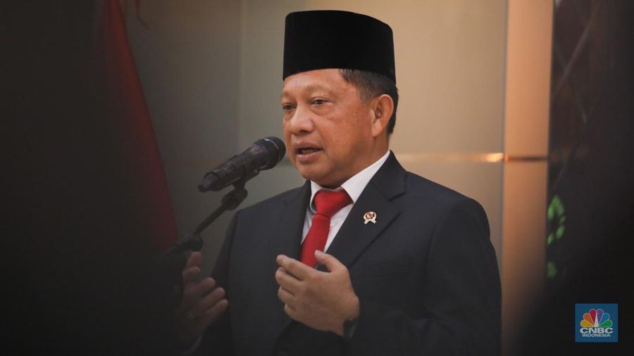 Menteri Dalam Negeri (Mendagri), Tito Karnavian saat konferensi pers usai serah terima jabat di kantor Kemenko Polhukam R.I, Jakarta, Rabu (21/2/2024). (CNBC Indoensia/Faisal Rahman)
