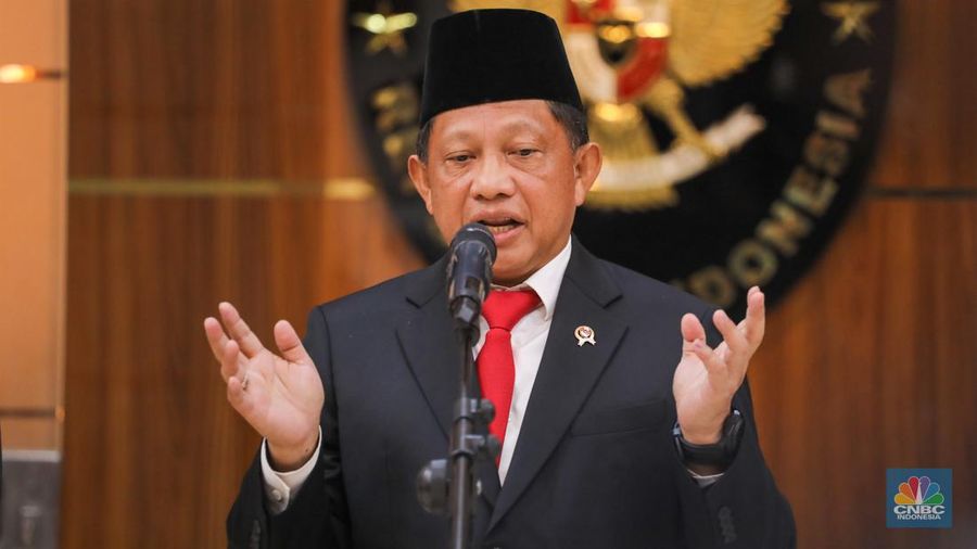 Menteri Dalam Negeri (Mendagri), Tito Karnavian saat konferensi pers usai serah terima jabat di kantor Kemenko Polhukam R.I, Jakarta, Rabu (21/2/2024). (CNBC Indoensia/Faisal Rahman)