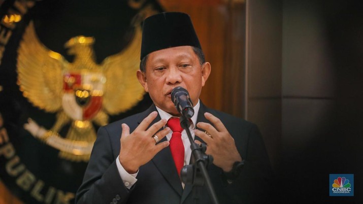 Menteri Dalam Negeri (Mendagri), Tito Karnavian saat konferensi pers usai serah terima jabat di kantor Kemenko Polhukam R.I, Jakarta, Rabu (21/2/2024). (CNBC Indoensia/Faisal Rahman)