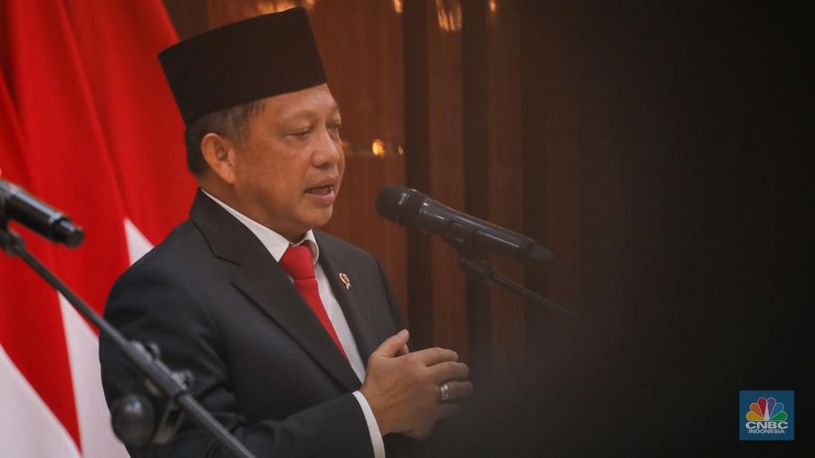 Menteri Dalam Negeri (Mendagri), Tito Karnavian saat konferensi pers usai serah terima jabat di kantor Kemenko Polhukam R.I, Jakarta, Rabu (21/2/2024). (CNBC Indoensia/Faisal Rahman)