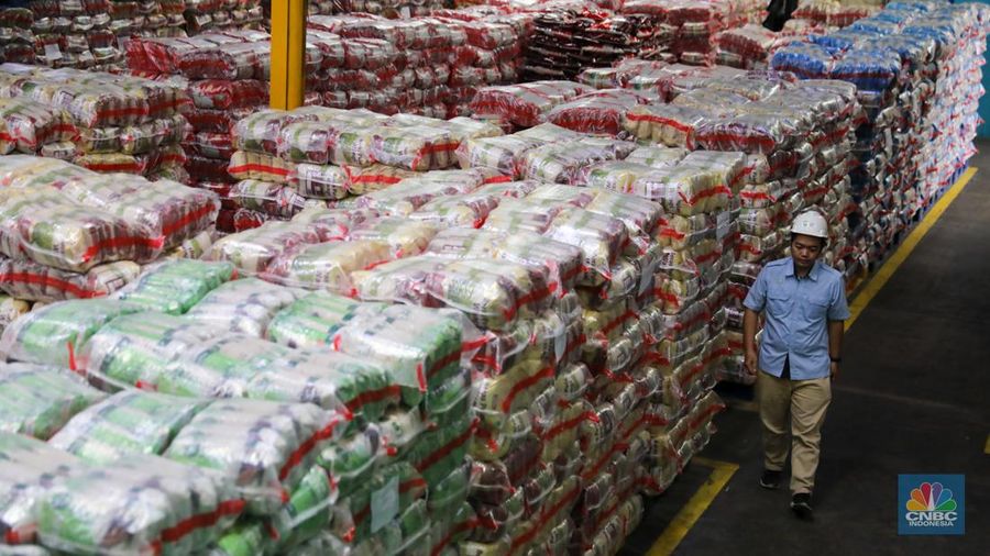 Pekerja memeriksa beras kemasan kualitas premium di Gudang RPC PT Food Station Tjipinang, Jakarta, Rabu (21/2/2024). PT Food Station Tjipinang mulai melakukan distribusi 15 juta kilogram (kg) atau 15.000 ton beras premium untuk toko ritel modern se-Jabodetabek. (CNBC Indonesia/Faisal Rahman)