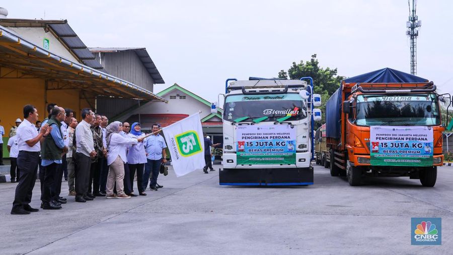 Pekerja memeriksa beras kemasan kualitas premium di Gudang RPC PT Food Station Tjipinang, Jakarta, Rabu (21/2/2024). PT Food Station Tjipinang mulai melakukan distribusi 15 juta kilogram (kg) atau 15.000 ton beras premium untuk toko ritel modern se-Jabodetabek. (CNBC Indonesia/Faisal Rahman)